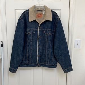 Levi’s Men’s Sherpa lined denim jacket. XL.